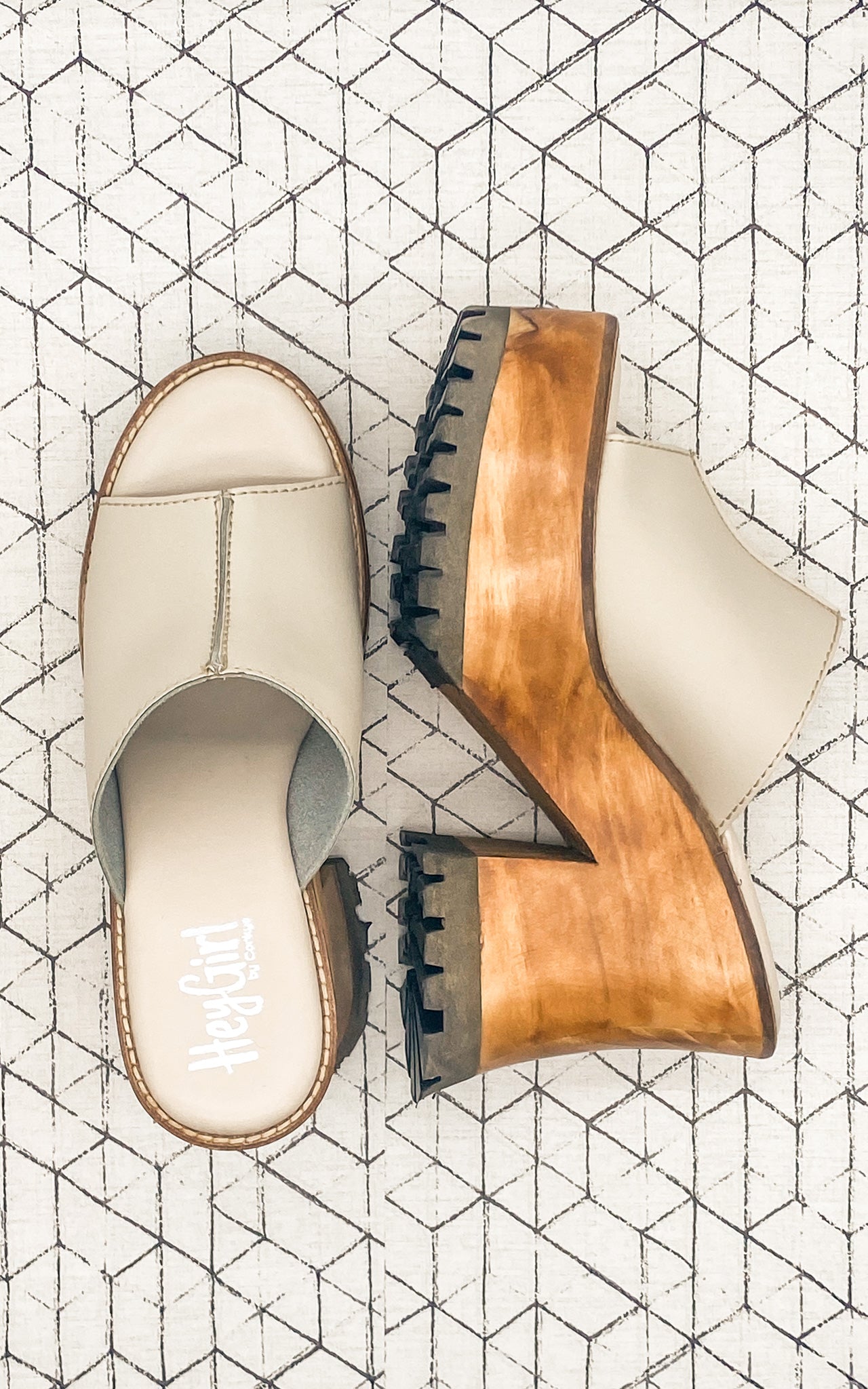 thowback to 70s in wood platforms with cream leather